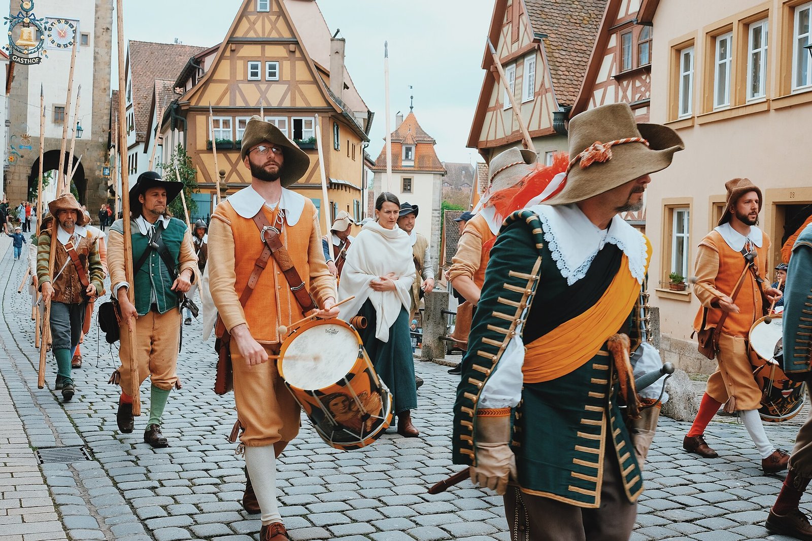 Participantes vestidos con trajes históricos durante el festival Der Meistertrunk en Rothenburg ob der Tauber
