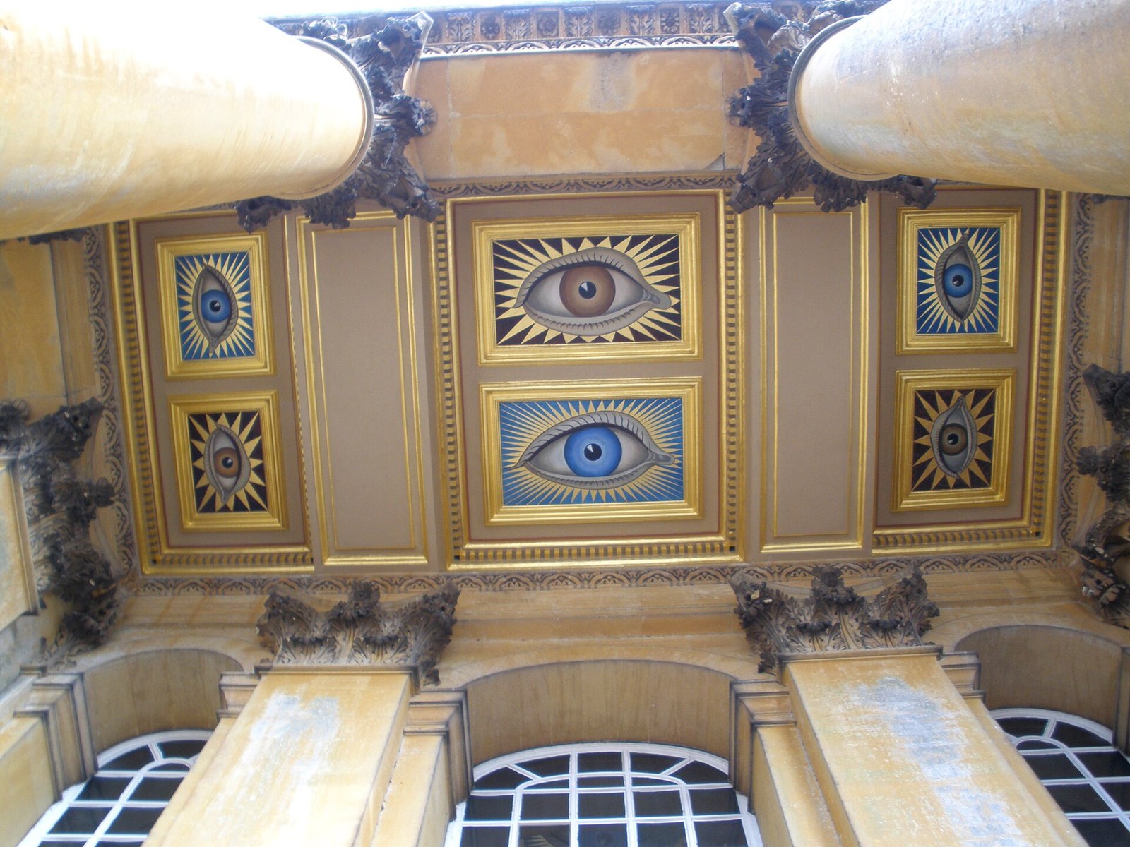 Ojos azules y marrones pintados en el techo de la entrada de Blenheim Palace