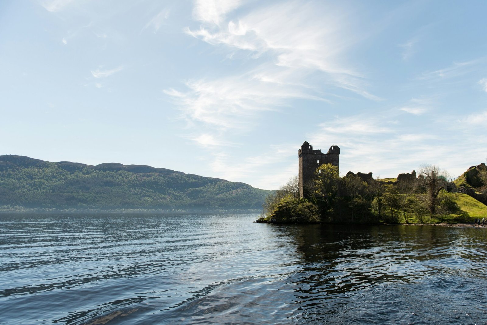 Ruinas del Castillo de Urquhart situadas a orillas del famoso Lago Ness en Escocia