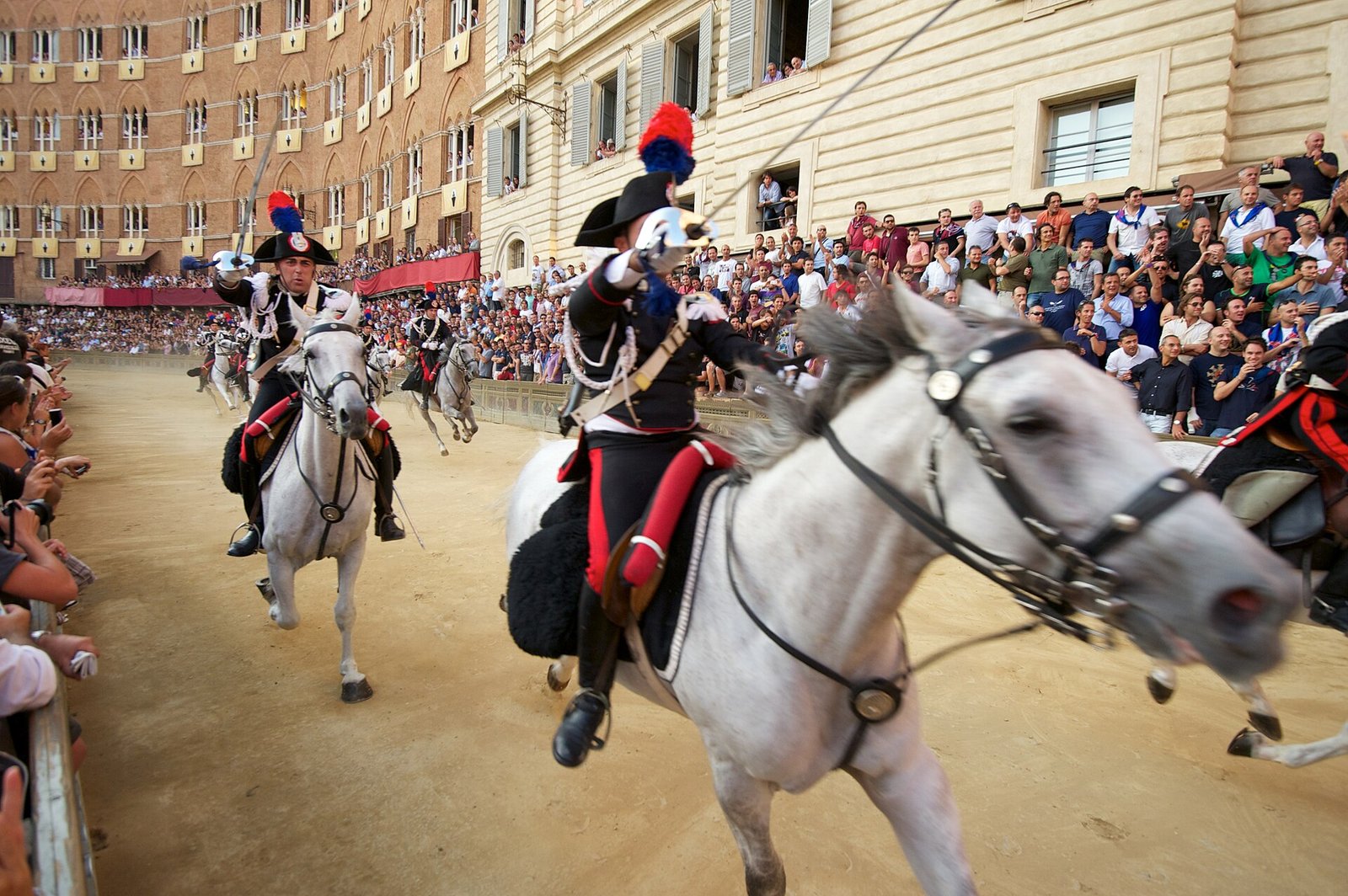 Cortejo de los Carabinieri durante el Palio de Siena