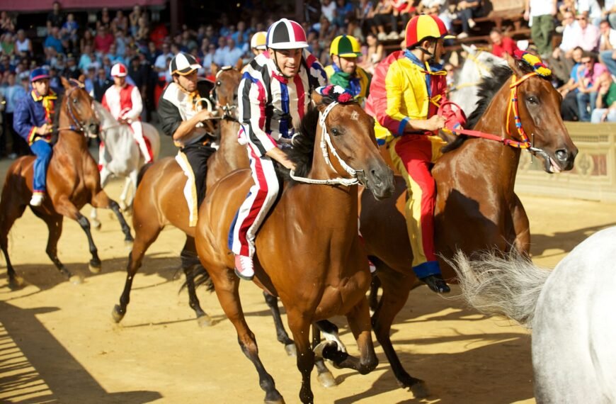 Caballos de las contrade del Istrice y la Chiocciola durante el Palio de Siena