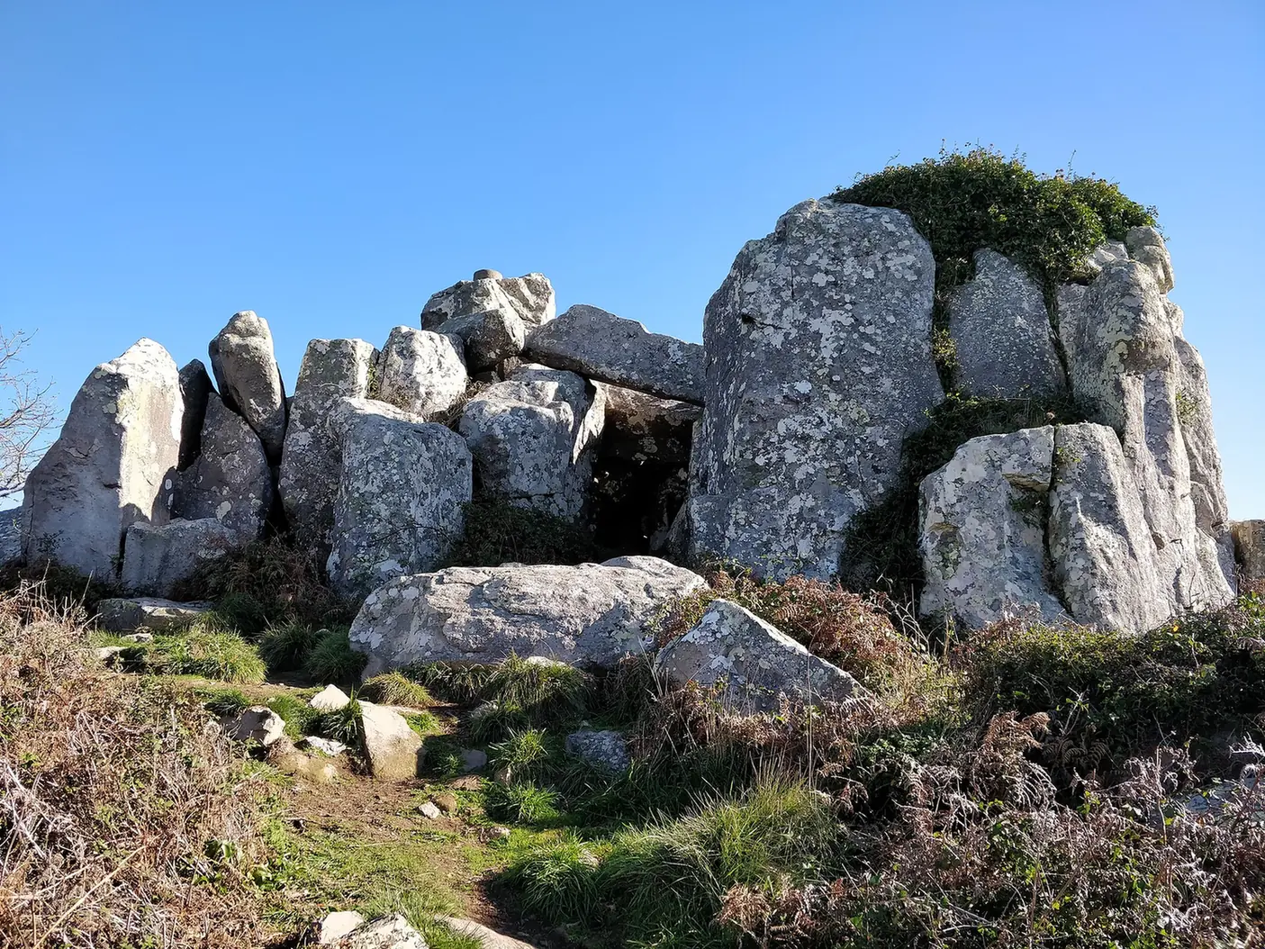 Grandes bloques de granito de la formación conocida como Anta de Adrenunes, rodeados por la vegetación de la sierra de Sintra.
