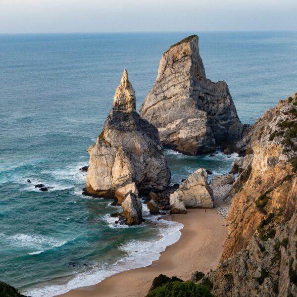 Praia da Ursa rodeada de acantilados y grandes formaciones rocosas frente al océano Atlántico, en Sintra.