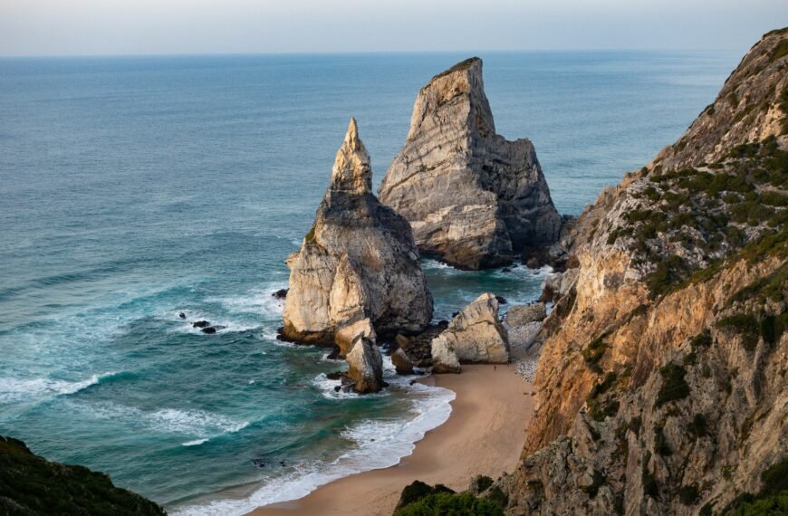 Praia da Ursa rodeada de acantilados y grandes formaciones rocosas frente al océano Atlántico, en Sintra.