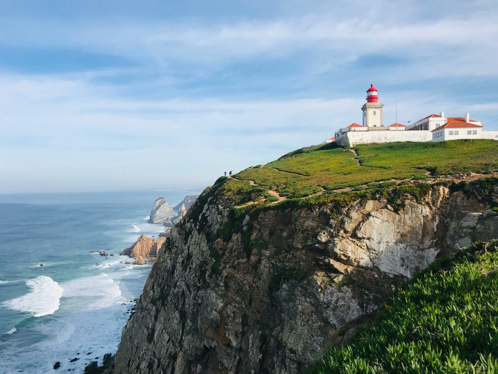 Faro de Cabo da Roca sobre un acantilado cubierto de vegetación junto al océano Atlántico, en Sintra.
