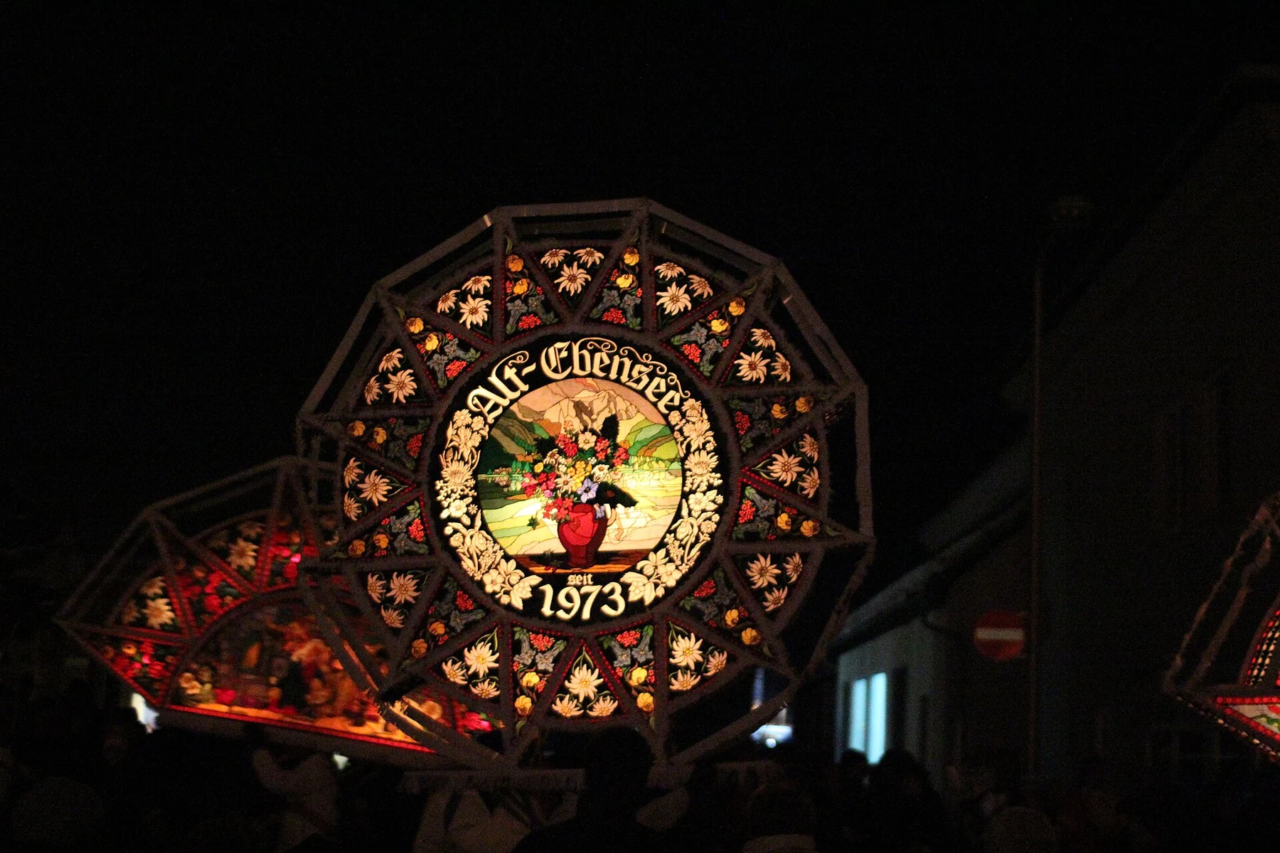 Glöckler con grandes tocados iluminados durante el Glöcklerlauf de Ebensee