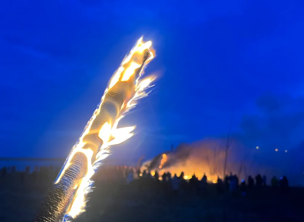 Hoguera del Biikebrennen en Tönning rodeada de asistentes
