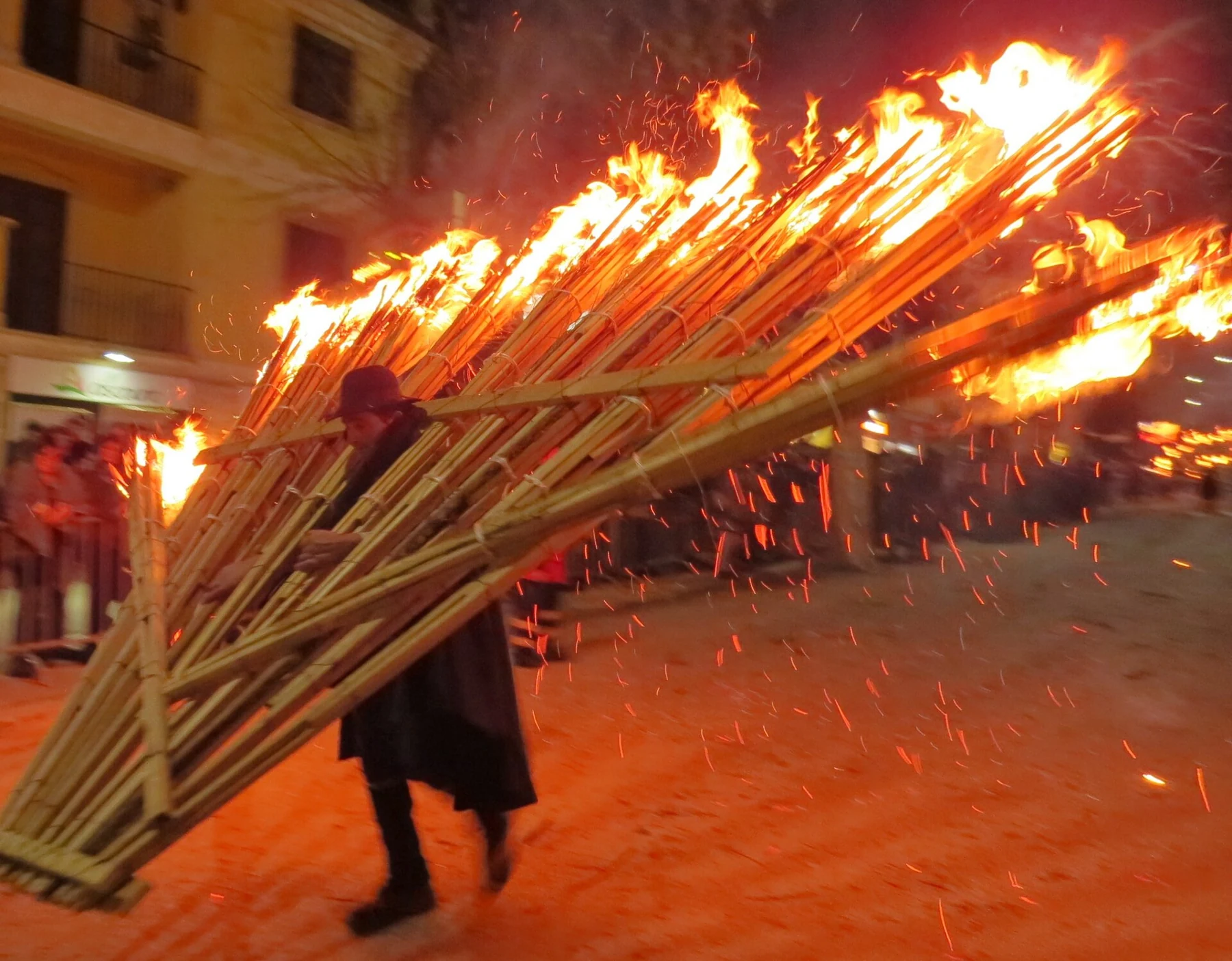 Portadores con grandes antorchas encendidas durante la ‘Ndocciata de Agnone