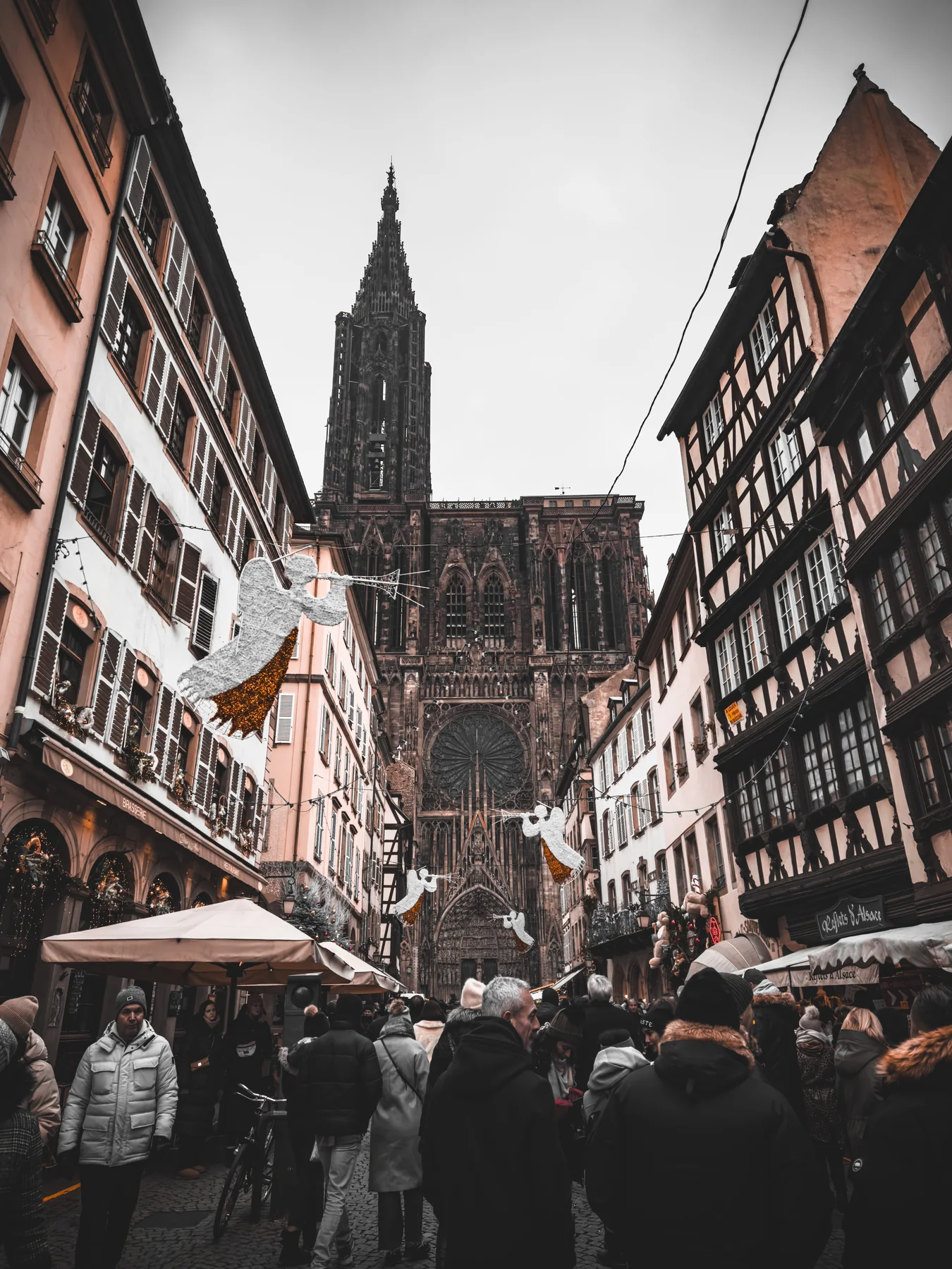 Mercado de Navidad junto a la Catedral de Estrasburgo