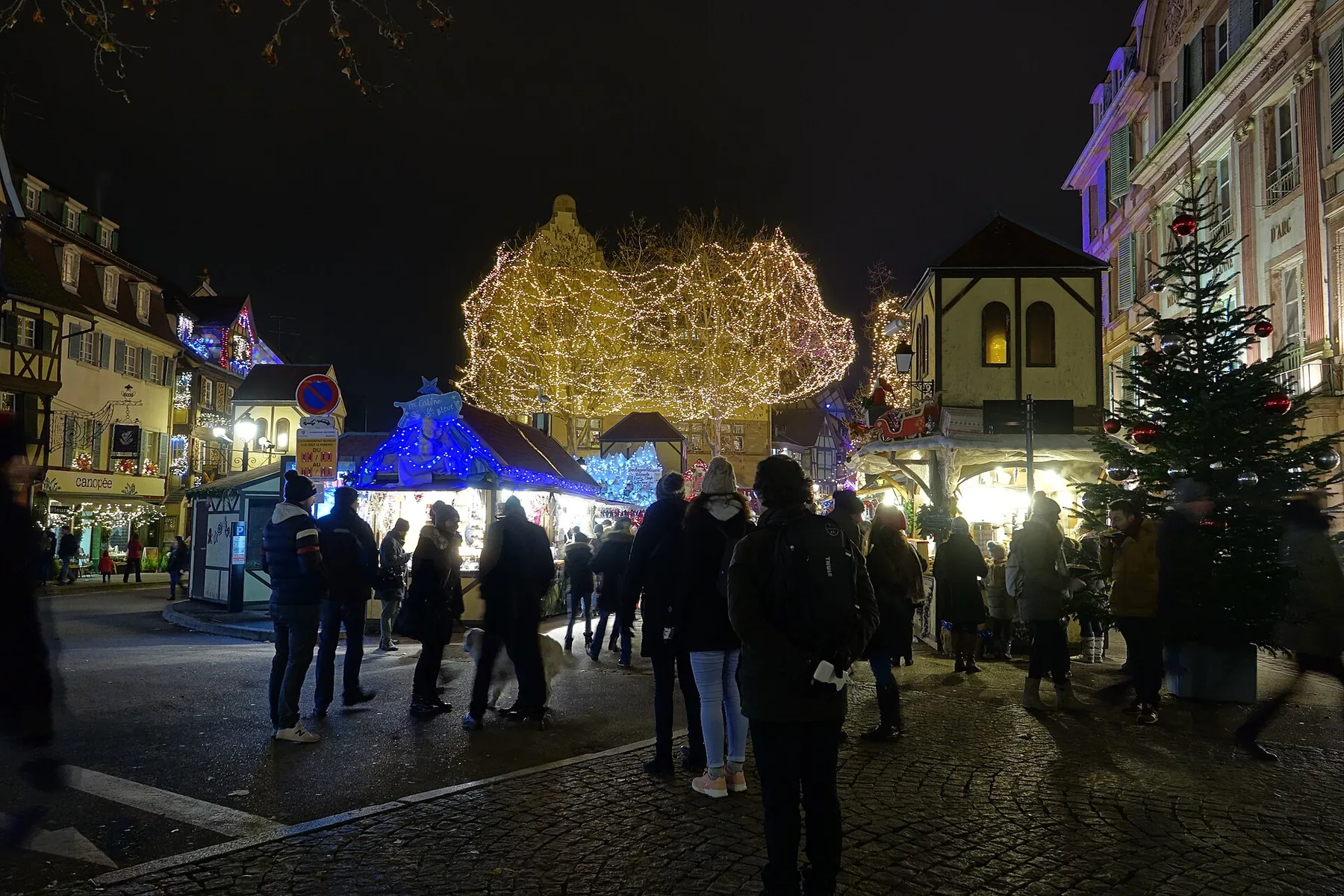 Mercado de Navidad de Place Jeanne-d’Arc en Colmar iluminado por la noche