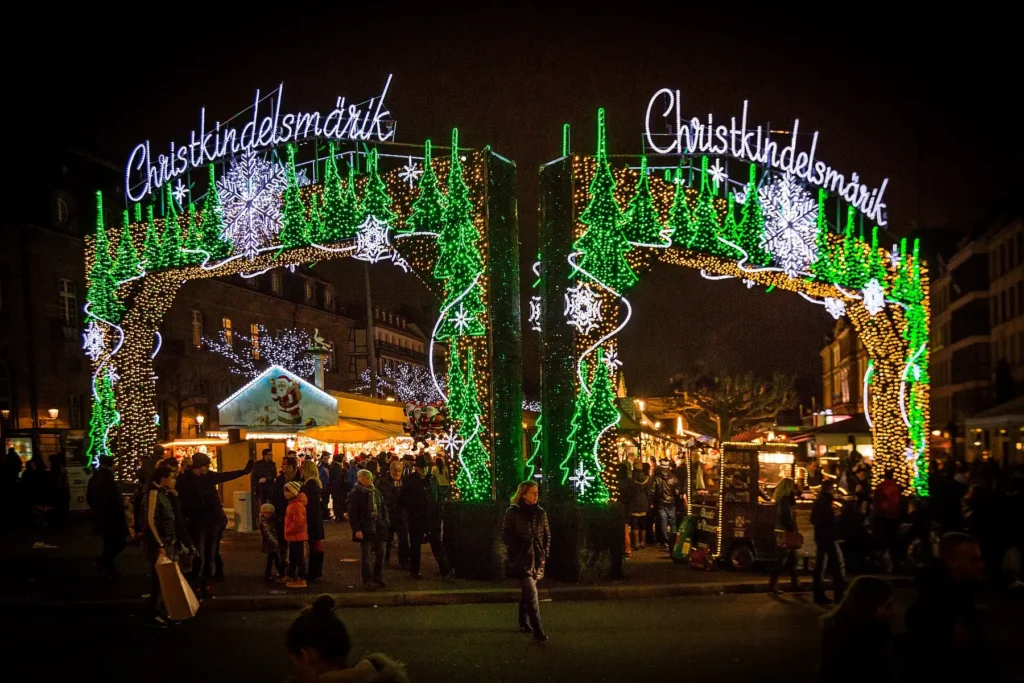 Entrada iluminada del Christkindelsmärik de Estrasburgo en Navidad