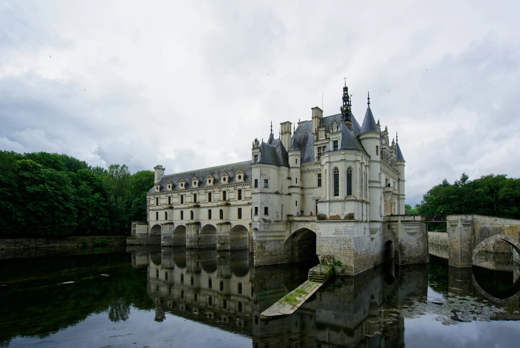 Castillo de Chenonceau sobre el río Cher, con su galería de arcos reflejada en el agua.