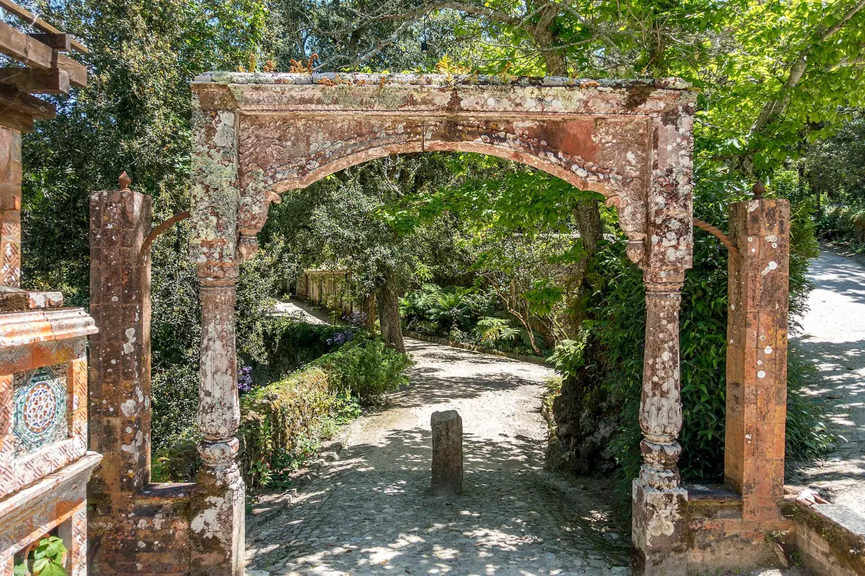 Arco indiano de piedra en uno de los caminos del Parque de Monserrate