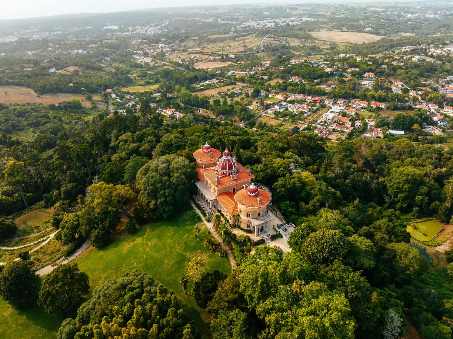 Vista aérea del Palacio de Monserrate rodeado por sus jardines en Sintra