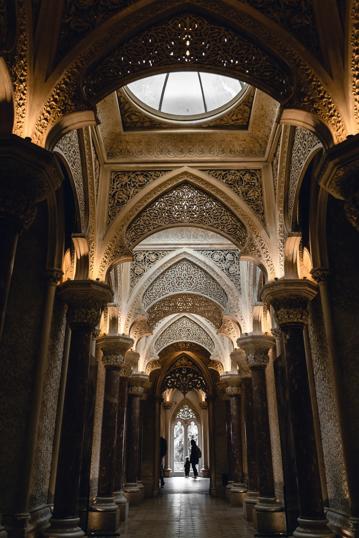 Galería Central del Palacio de Monserrate con arcos y columnas de mármol