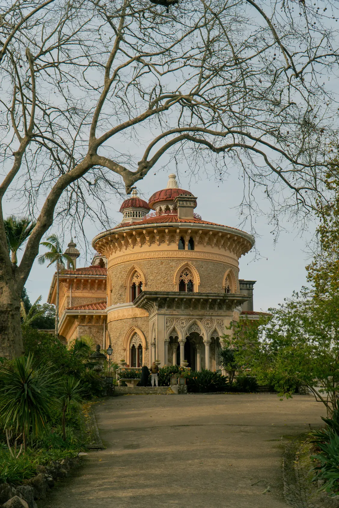 Fachada del Palacio de Monserrate rodeada por los jardines de Sintra